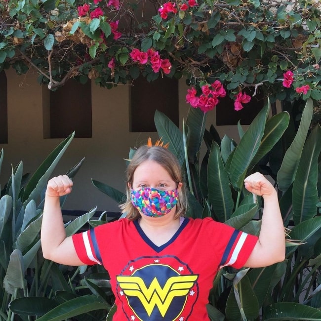 Lauren Potter posing for the camera while wearing a mask in September 2020