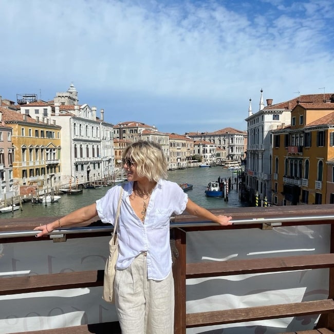 Lizze Broadway posing for a gorgeous click in Venice, Italy