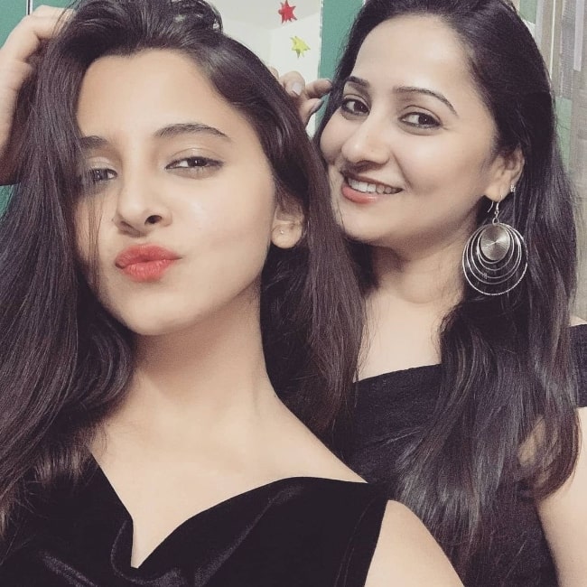 Preethi Asrani (Left) pouting in a picture alongside her sister Anju Asrani