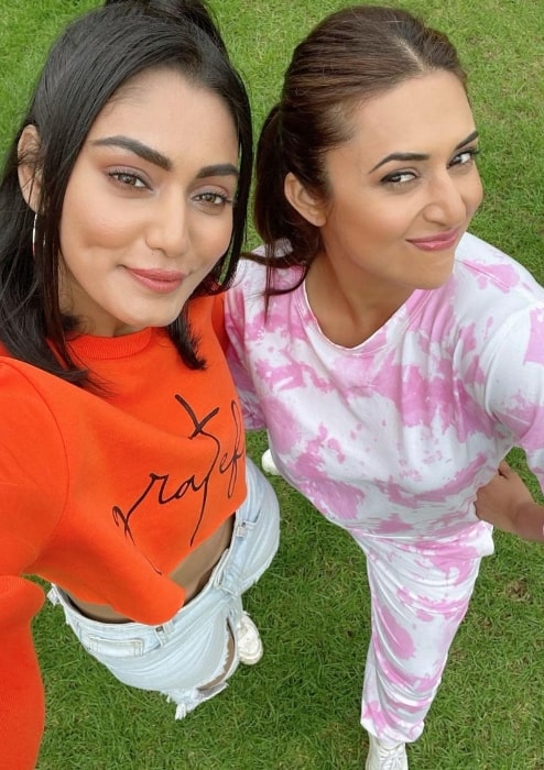 Sana Makbul (Left) taking a selfie with Divyanka Tripathi Dahiya in May 2021