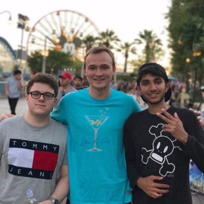 SuchSpeed in a picture with his friends while on a trip to Disney California Adventure Park in August 2019
