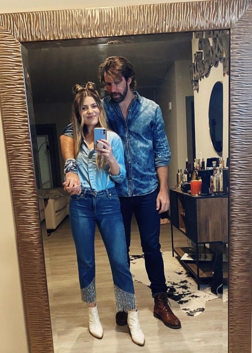 Tenille Arts with her beau in October 2020 getting ready for Canadian Thanksgiving