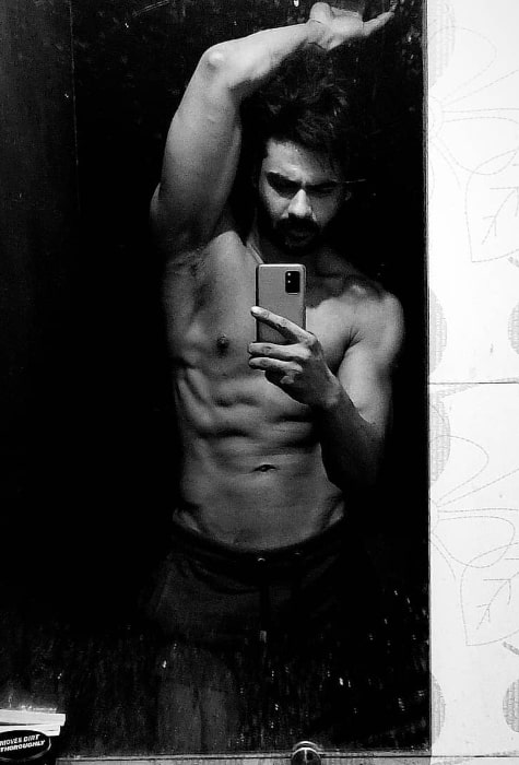 Vishal Aditya Singh as seen while taking a shirtless mirror selfie showing his stunning physique in December 2020