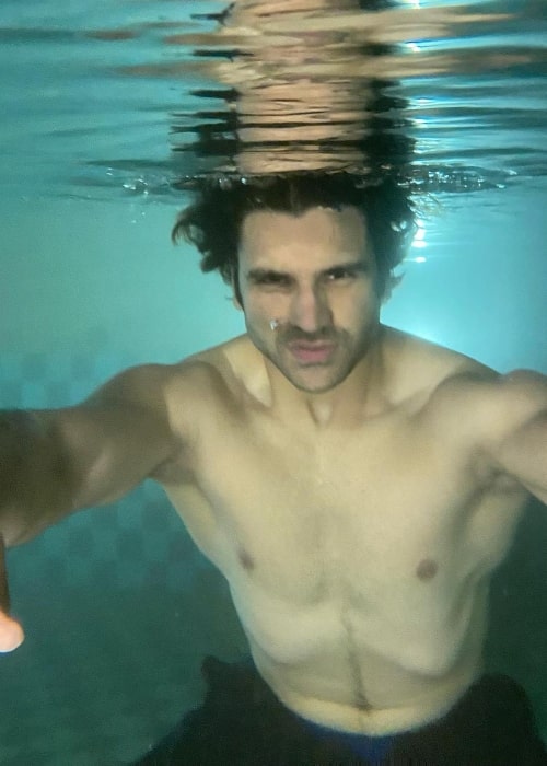 Vivek Dahiya having fun being Aquaman in July 2021