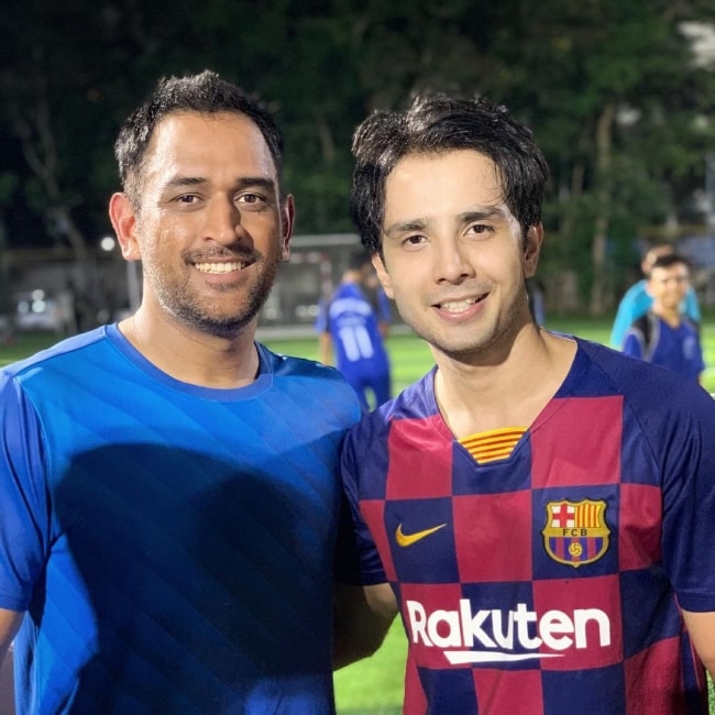 Zaan Khan (Right) posing for a picture alongside cricketer MS Dhoni