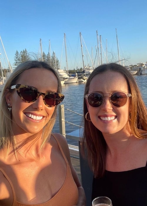Emma McKeon (Left) smiling in a selfie alongside Kaitlin McKeon