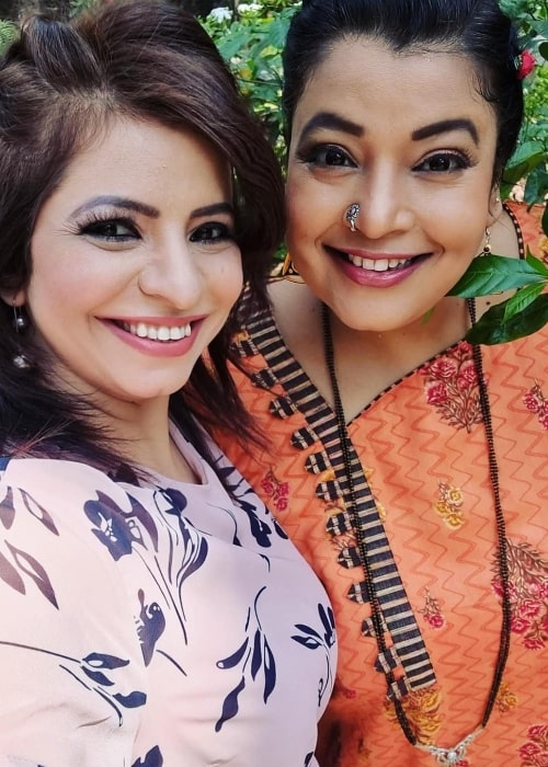 Jennifer Mistry Bansiwal smiling in a selfie with her 'Taarak Mehta Ka Ooltah Chashmah' co-actor Ambika Ranjankar in July 2021