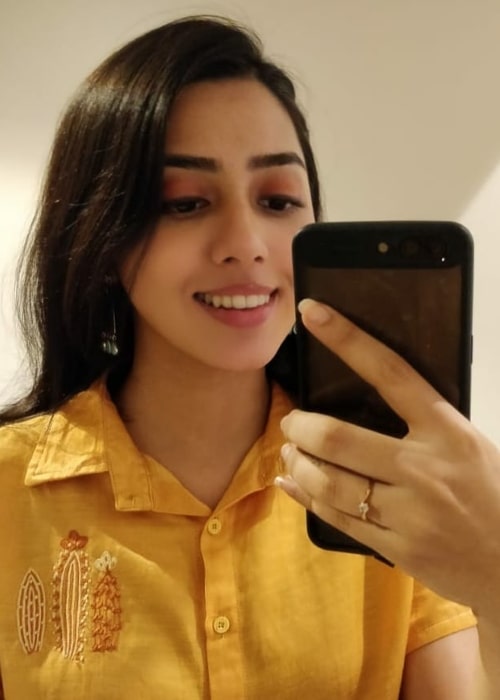 Jheel Mehta as seen while clicking a mirror selfie in February 2021