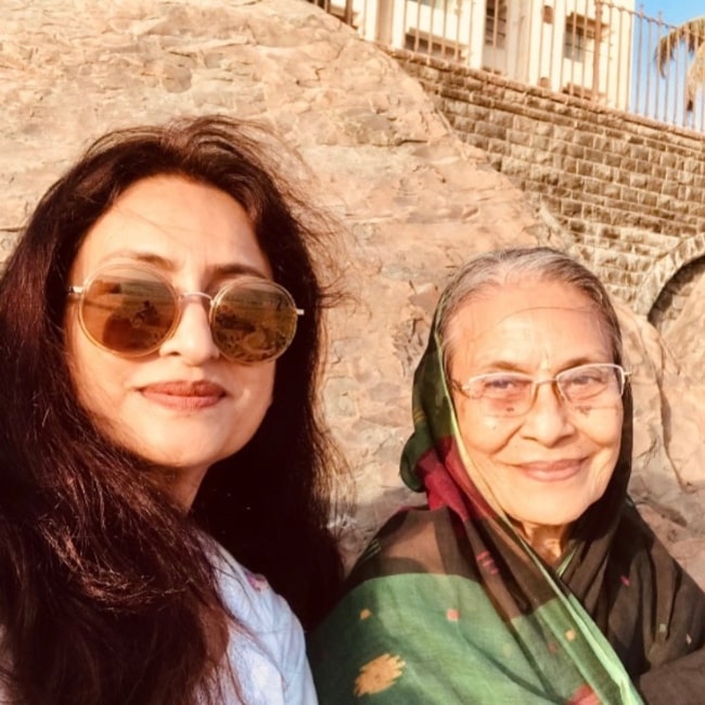 Navni Parihar in a selfie with her mother