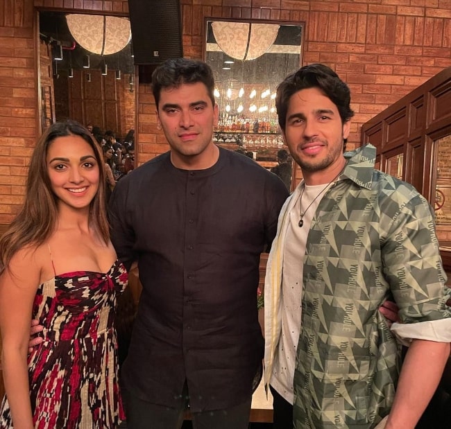 Nikitin Dheer (Center) posing for a picture with his 'Shershaah' co-actors Kiara Advani and Sidharth Malhotra in August 2021