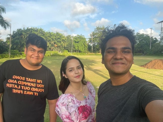 Palak Sidhwani smiling for a picture alongside her 'Taarak Mehta Ka Ooltah Chashmah' co-stars Samay Shah (Right) and Kush Shah (Left) in June 2021