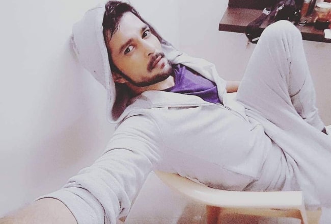 Raqesh Bapat clicking a selfie in Pune, Maharashtra in December 2020