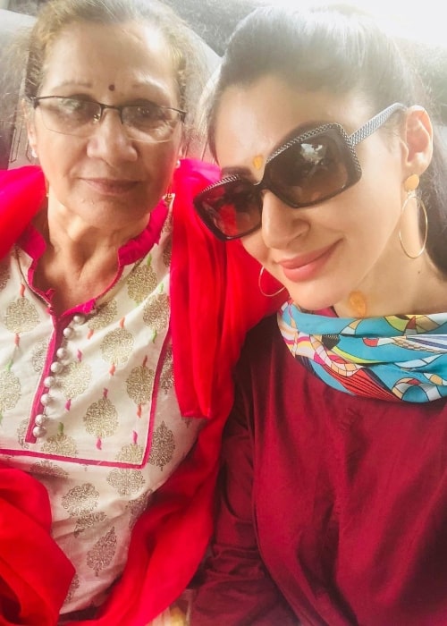 Reyhna Malhotra smiling in a selfie alongside her mother in March 2021
