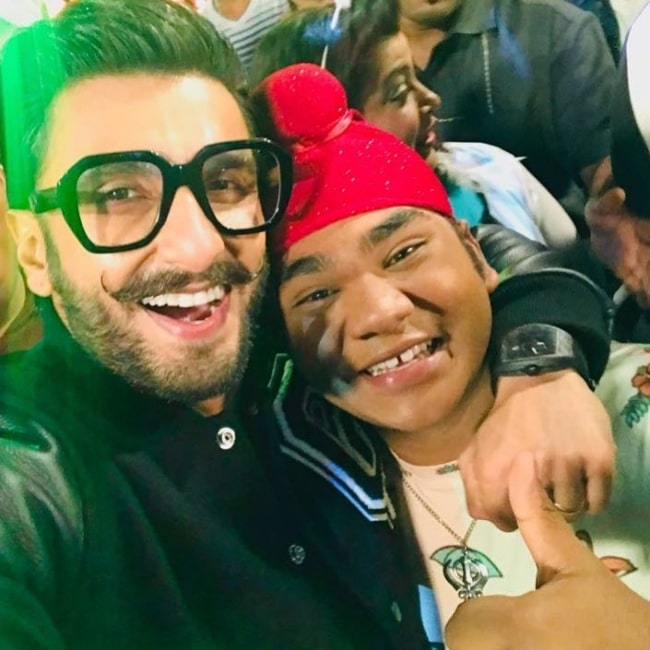 Samay Shah (Right) smiling in a picture alongside Ranveer Singh in December 2018