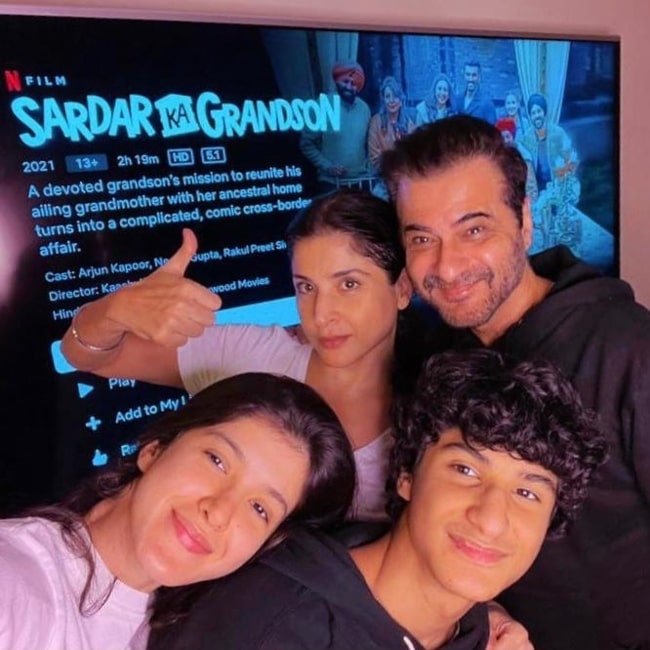 Sanjay Kapoor in a selfie with his wife Maheep and children Shanaya and Jahaan Kapoor in May 2021