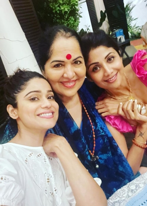 Shamita Shetty in a picture with her sister Shilpa Shetty Kundra (Right) and their mother (Center) in May 2021