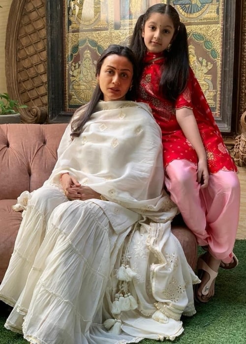 Sitara Ghattamaneni posing for the camera alongside her mother in November 2020