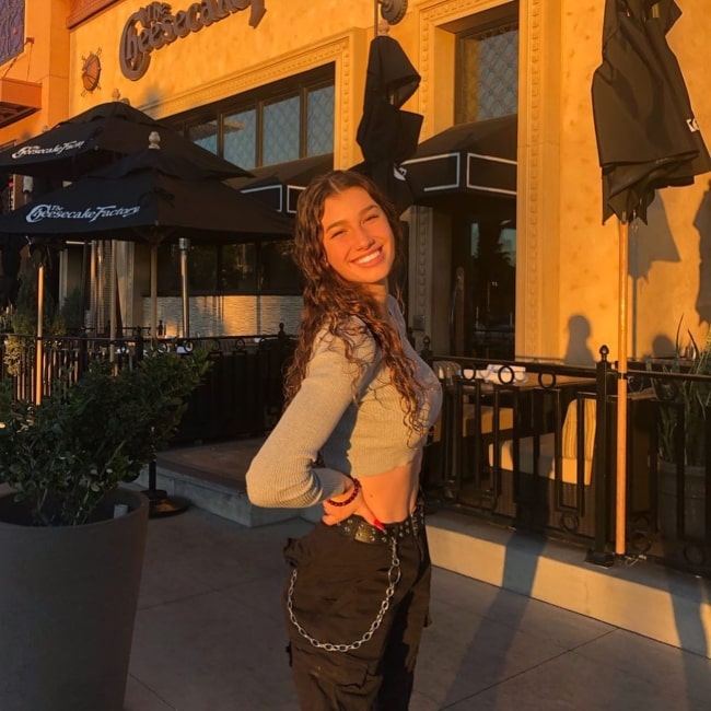 Sydney Vézina as seen in a picture that was taken in front of The Cheesecake Factory in January 2020