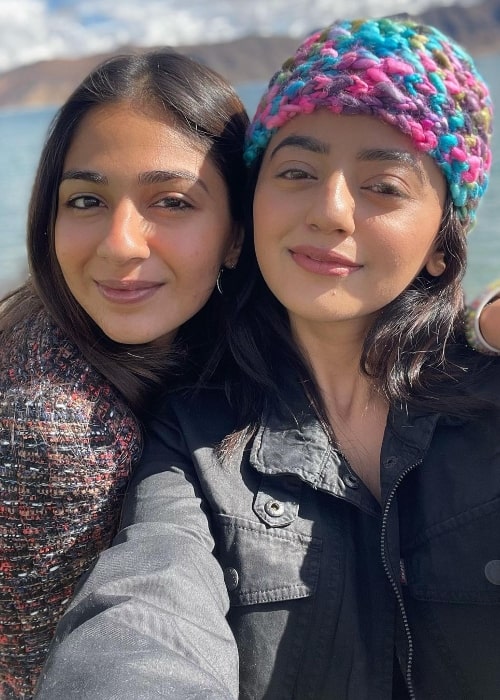 Vidhi Pandya (Left) in a selfie with Helly Shah in August 2020