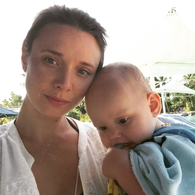 Anna Jullienne clicking a selfie with her son in September 2017