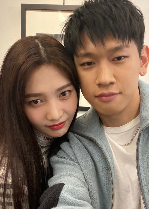 Crush in a selfie with Park Soo-young (also known as Joy) in May 2020