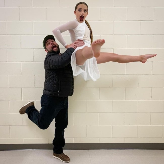 Emmi Butler and her father Shay Butler in a picture that was taken in August 2020