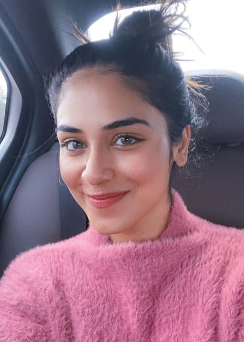 Indhuja Ravichandran as seen while smiling in a car selfie in April 2021