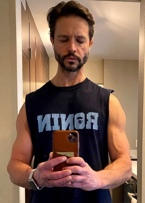 Jason Behr taking a mirror selfie in June 2021