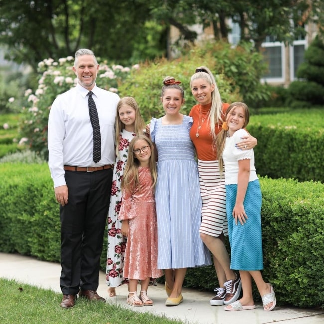 (Left to Right) Khyl Shumway, Lexi Shumway, London Shumway, Taylor Shumway, Michelle Shumway, and Brighton Shumway