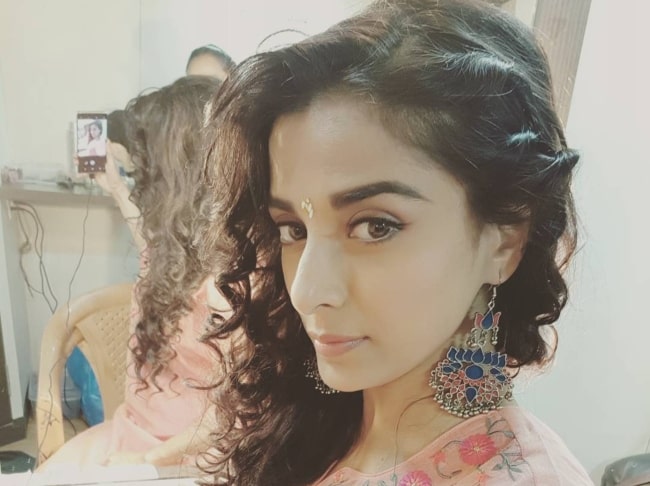 Pooja Sharma showing her mirror image in February 2018