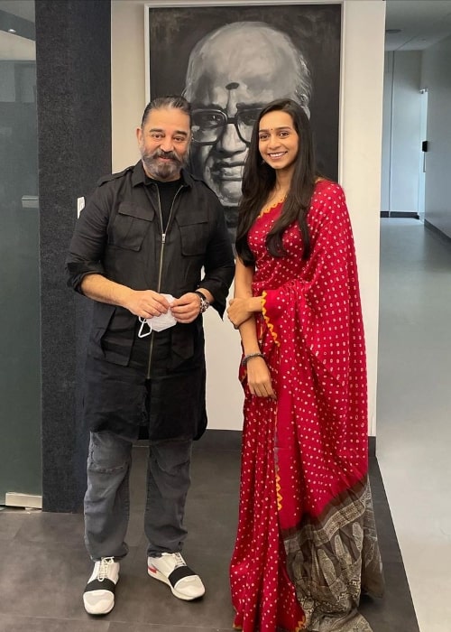 Sanchana Natarajan as seen while posing for a picture with Kamal Haasan in 2021