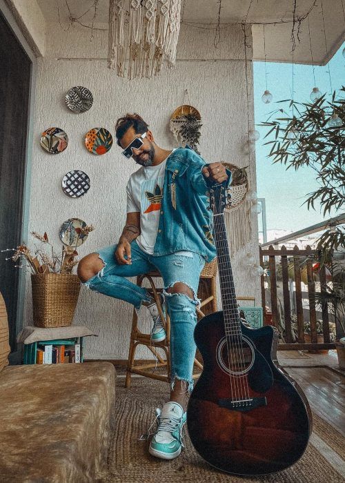 Suyyash Rai seen flaunting his guitar in 2021