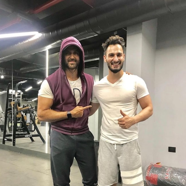 Umar Riaz (Right) posing for a picture alongside actor Hrithik Roshan