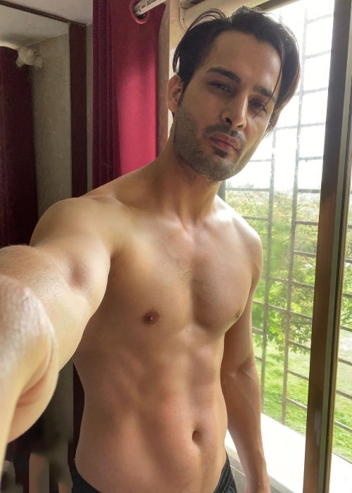 Umar Riaz as seen while showing his stunning physique in a shirtless selfie in June 2021