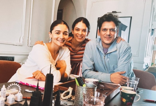 Vijay Varma smiling for a picture with Jasmeet K Reen (Center) and Alia Bhatt in March 2021