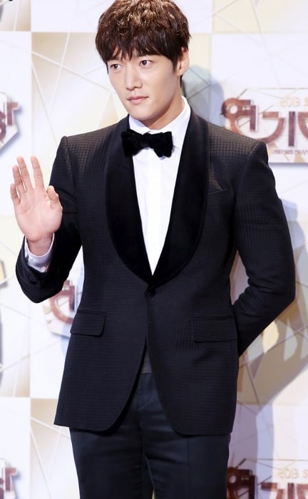 Choi Jin-hyuk in December 2013