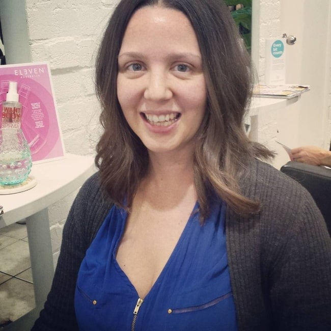 Emma-Louise Wilson smiling for a picture while showing her new hair in May 2017
