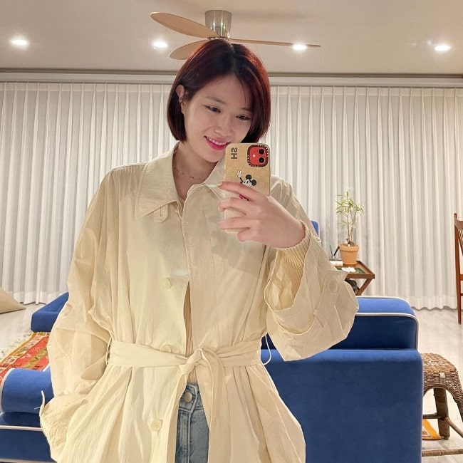 Im Soo-hyang as seen while taking a mirror selfie in April 2021