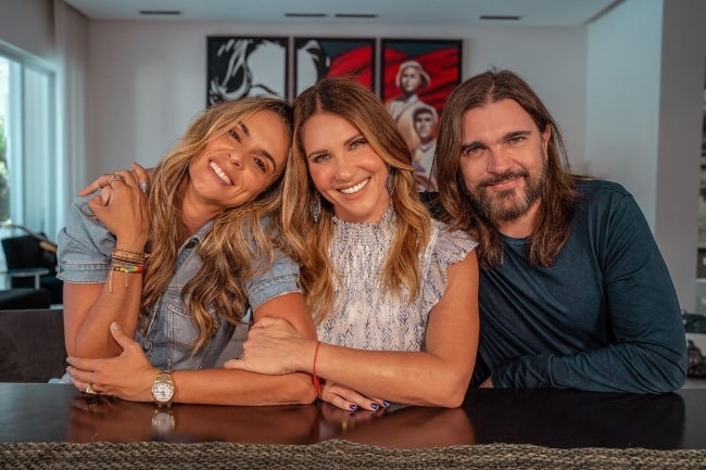 Karen Martínez smiling in a picture with Camila Canabal Sapelli (Center) and Juanes in July 2021