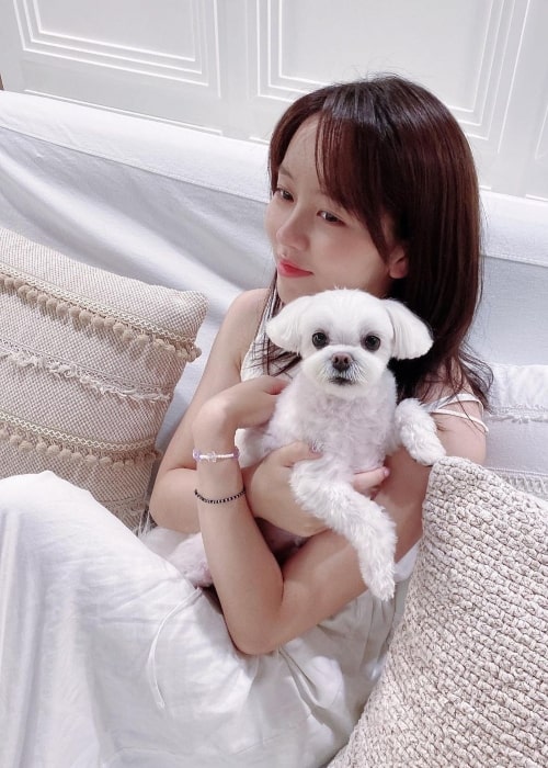 Kim So-hyun as seen in a picture that was taken with her dog Mongsook in August 2020
