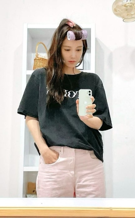 Lee Ji-ah as seen while taking a mirror selfie in August 2021