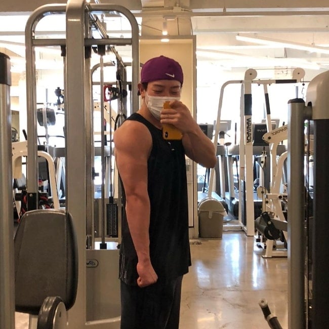 Lee Tae-sun as seen while taking a gym mirror selfie in November 2020