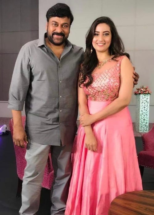 Manjusha Rampalli posing for a picture with actor Chiranjeevi