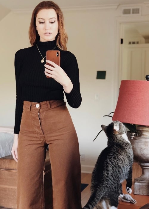 Olivia Macklin as seen while taking a mirror selfie with her cat in March 2018
