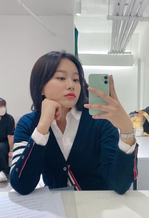 Park Yoo-na as seen while taking a mirror selfie in 2021