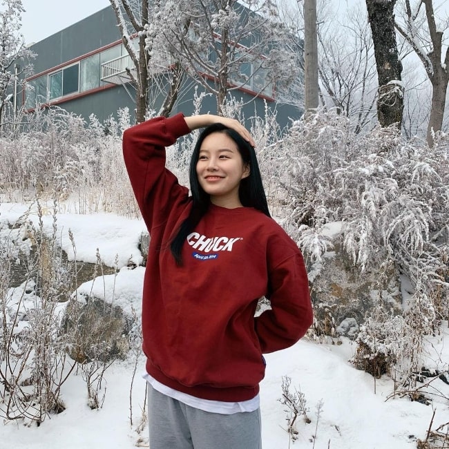 Park Yoo-na enjoying her time in the snow in January 2021