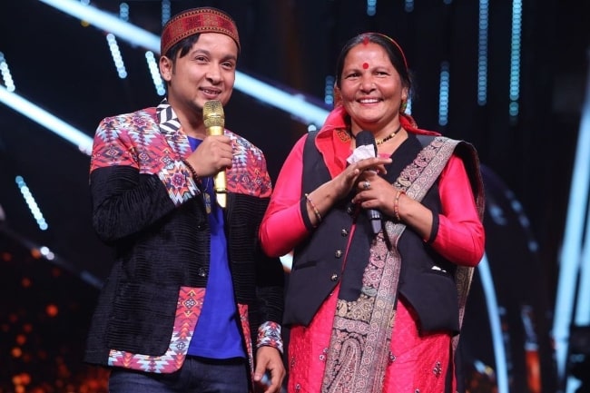 Pawandeep Rajan with his mother on the stage of 'Indian Idol'