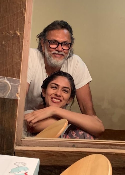 Rakeysh Omprakash Mehra smiling in a picture with Mrunal Thakur in October 2019