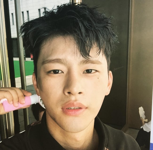 Seo In-guk in August 2016 reminding everyone to be careful of the heat