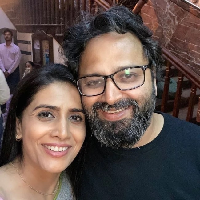 Sonali Kulkarni as seen in a selfie with film director Nikkhil Advani in September 2021
